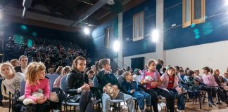 Sala del teatro Soms di Castellucchio gremita per lo spettacolo di ‘Segni’