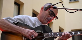 Alex Britti: “Chi sono oggi? Un papà, uno chef e un musicista che suonerà finché vive”