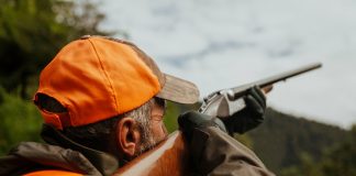 Colpita da un pallino mentre era a spasso con il cane. Ferita 54enne