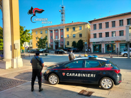 Viadana, ancora vandalismi alla succursale dell’istituto Sanfelice: aula a soqquadro e scritte offensive