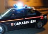 Dà in escandescenze in un locale, poi si denuda e danneggia l’auto dei carabinieri