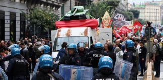 G7 Difesa Napoli, scontri tra i manifestanti e la polizia al corteo: bottiglie e lacrimogeni