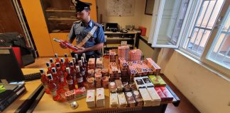 Beccati dai carabinieri con l’auto piena di merce rubata: tre denunciati