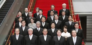Premier e ministri vestiti male, la foto del governo in Giappone viene ritoccata