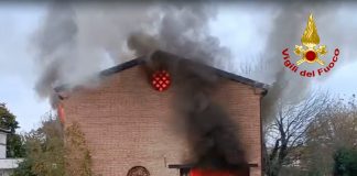 Castel d’Ario, a fuoco un magazzino: vigili del fuoco al lavoro per oltre 2 ore