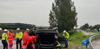 Tampona un’auto, cappotta e finisce nel parcheggio della Tirelli: 50enne miracolato