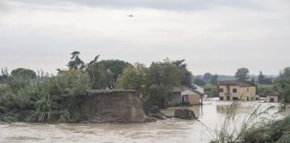 Maltempo Emilia-Romagna, fiume Lamone rompe argine a Traversara