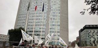 Milano, striscione giovani Lega davanti al Pirellone: “Fuori i comunisti dalle Procure”