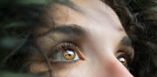 Lenti a contatto: come indossarle e rimuoverle senza rischi per gli occhi