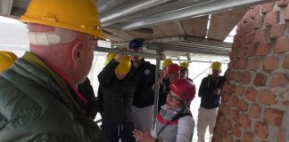 Studenti a scuola di sicurezza sul lavoro sul cantiere del campanile di Sant’Andrea