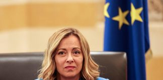 Due anni di governo Meloni, gradimento stabile per l’esecutivo e premier prima tra i leader: l’analisi