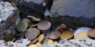 Roma, tenta di rubare monete dalla fontana del Tirreno: arrestato 46enne