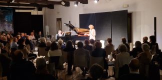 Sala delle Capriate gremita per il primo appuntamento degli “Aperitivi d’Arte” di Ocm