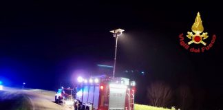 Allarme auto nel Po, ricerche con elicottero e sommozzatori poi sospese. Riprenderanno all’alba