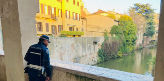 Picchia 17enne e poi fugge calandosi nel Rio: 32enne preso dalla Polizia Locale