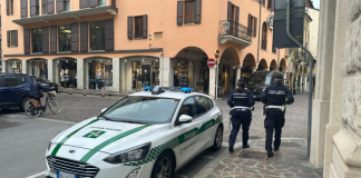 Ruba tre giubbini da un negozio del centro, rintracciato e denunciato 44enne