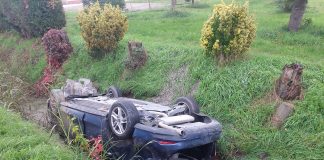 Esce di strada e si ribalta nel fosso: paura per una 45enne a Castelbelforte