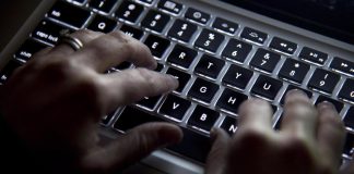 Furto banche dati, silenzi e qualche ammissione: prime crepe nel gruppo