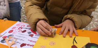 I bimbi si divertono a creare i timbri biscotto