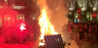 Corteo pro Palestina a Torino, bruciate bandiere di Israele. Tre agenti feriti