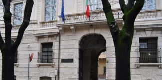 Assolto il padre che aveva lasciato in auto il figlio di 1 anno per andare a fare la spesa