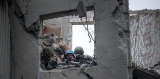 Ucraina, attacco missilistico sulla città natale di Zelensky: 17 feriti