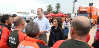 Re Felipe di Spagna contestato sui luoghi delle alluvioni