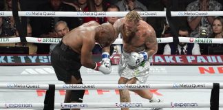Jake Paul batte Mike Tyson, tanti sbadigli e pochi pugni nel match dell’anno