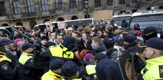 Amsterdam, scontri con la polizia al corteo pro-Palestina: almeno 100 arresti