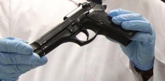 Napoli, spara a figlia di 7 anni: colpo partito per sbaglio. La bimba ferita in ospedale