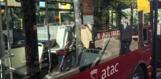 Roma, senza biglietto aggrediscono controllori su bus: arrestati