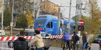 Auto bloccata tra le sbarre del passaggio a livello davanti all’ospedale: traffico in tilt