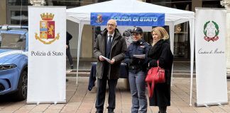 Giornata contro la violenza sulle donne, anche Prefetto e Questore al gazebo della Polizia