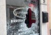 Vetrina della birreria sfondata per rubare una bottiglia di vino