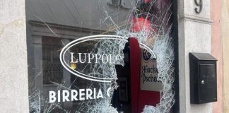 Vetrina della birreria sfondata per rubare una bottiglia di vino