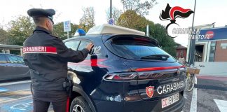 Furto da 700 euro in cosmetici: la fuga della coppia finisce con l’arresto