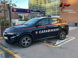 Blocca due ladri di biciclette vicino e viene picchiato: 30enne finisce in ospedale