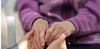 Caregiver, quasi il 70% dei lavoratori italiani ha un carico di cura