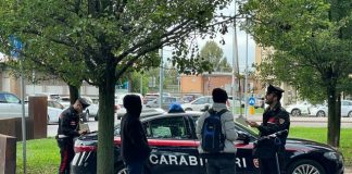 In giro per Mantova con coltello a serramanico di 10 cm e una mazza in alluminio. 21enne denunciato dai carabinieri