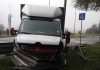 Perde il controllo del camion per un malore e sbatte contro il guardrail. Traffico deviato in zona Gigante