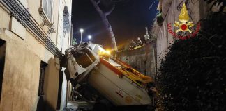 Roma, camion rifiuti si schianta contro muro palazzina: gravi autista e un’inquilina