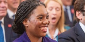 Kemi Badenoch, chi è la nuova leader dei Tory anti-woke e Brexiter-entusiasta