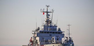 Migranti Albania, nave Libra arrivata al porto di Shengjin: 8 a bordo