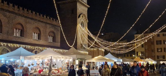 mercatini natale centro storico con luminarie accese (5)