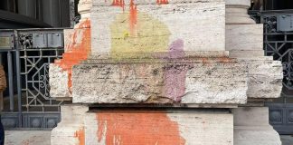 Imbrattata facciata ministero Istruzione, manifestanti con striscione ‘Bruciamo tutto’