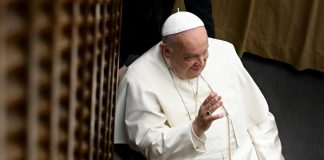 Il Papa ai giovani: “Non truccatevi l’anima, non siate stelle social ma liberi”