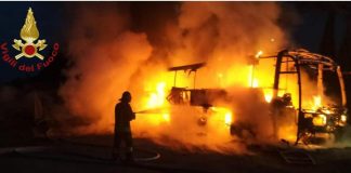 Roma, pullman turistico distrutto dalle fiamme allo Sheraton Golf: nessun ferito