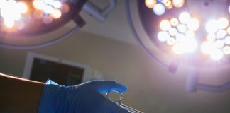 Bimbo di due anni muore dopo intervento. In 200 davanti all’ospedale: “Verità per Adam”