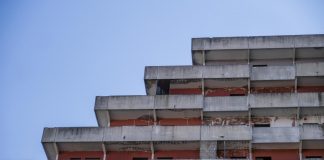 Napoli, crolla solaio nella vela rossa di Scampia: famiglie evacuate