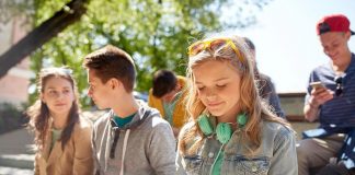 Giovani, petizione per divieto smartphone a under 13 e patentino per usarlo